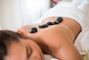 Massage pour le coprs avec pierres chaudes à Mulhouse et Saint-Louis